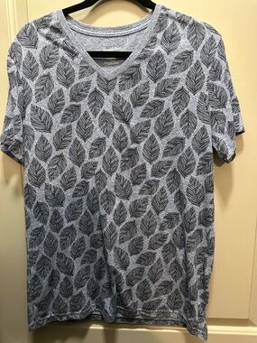 Goodfellow & Co. Leaf Print V-neck Tee EUC